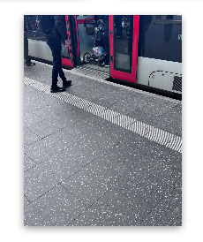 Bild der geöffneten Tür Spalte zwischen Bahn und Bordstein, der Abellio Bahn.
