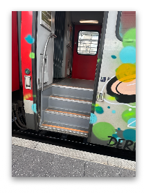 Bild der geöffneten Tür Spalte zwischen Bahn und Bordstein, der DB Regio Bahn.
